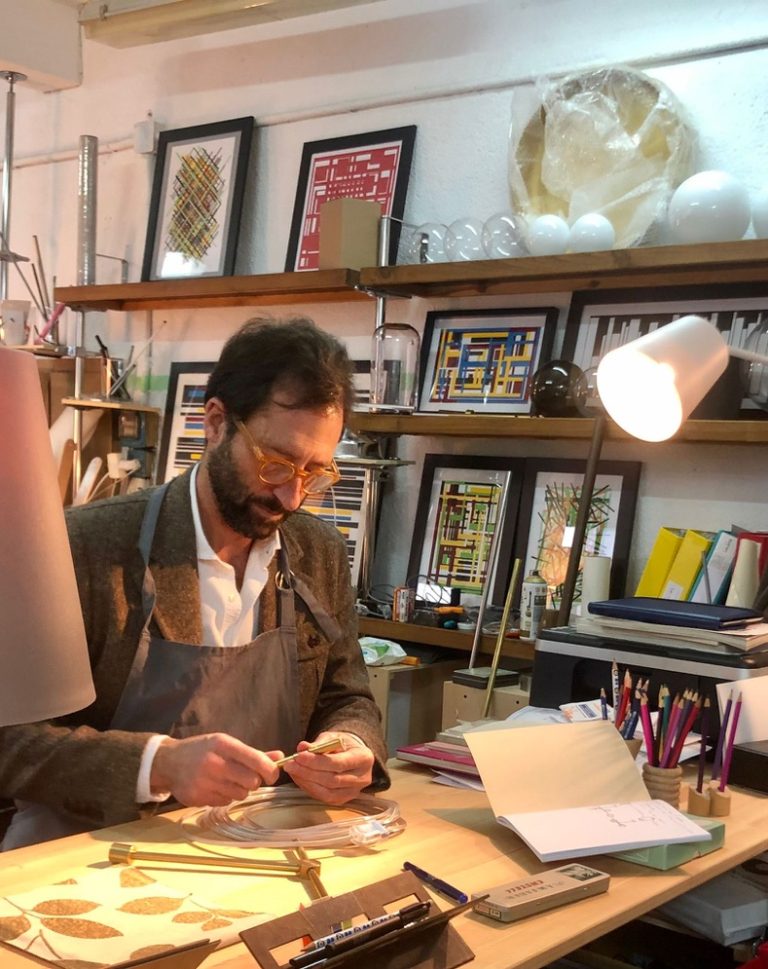 Pablo Peñalver dibujando en el estudio