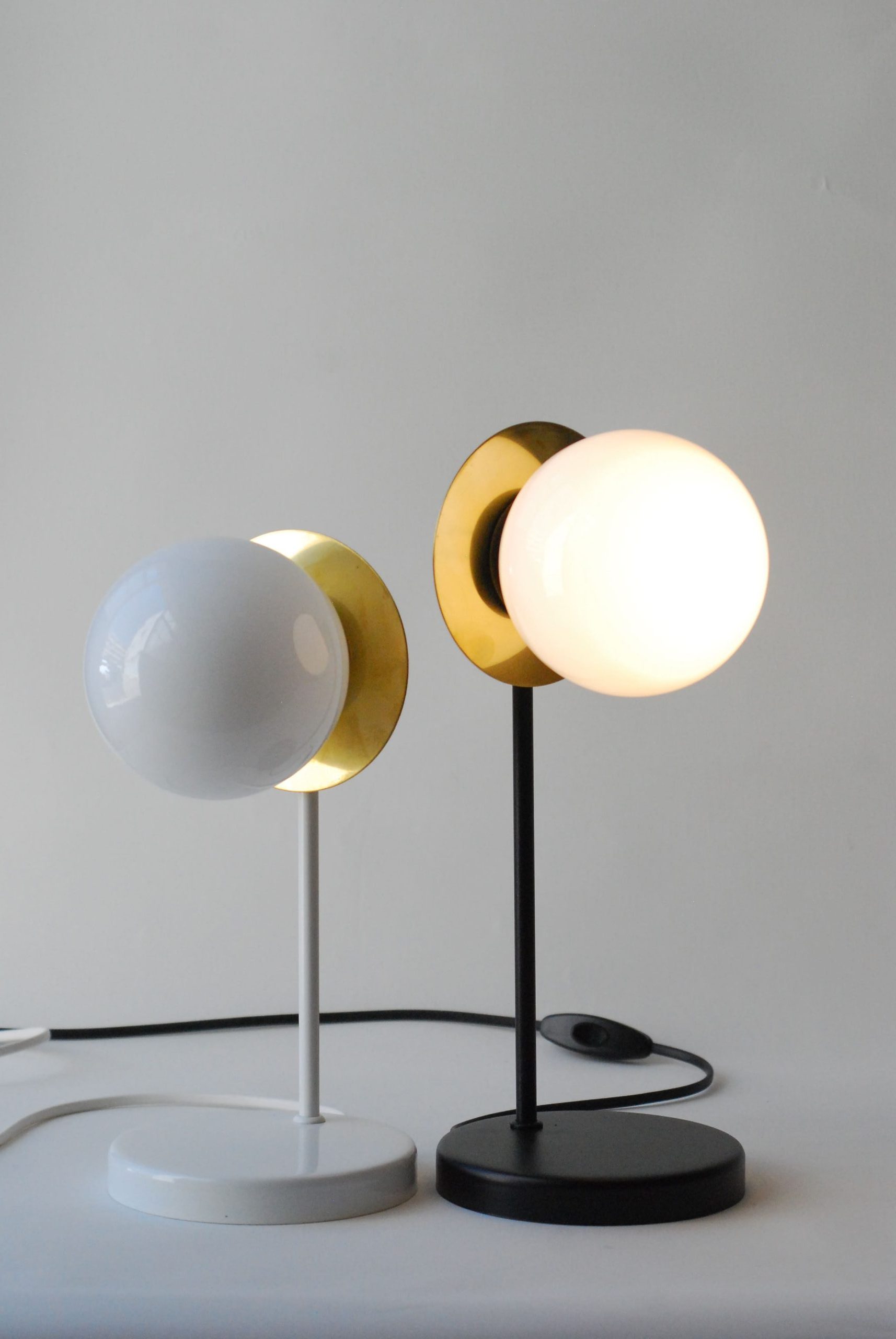 Lamparas mesa Tulipan disco laton scaled e1743146621655